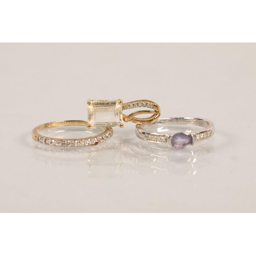 90 - Two ladies 9 carat gold dress rings & 9 carat gold pendant