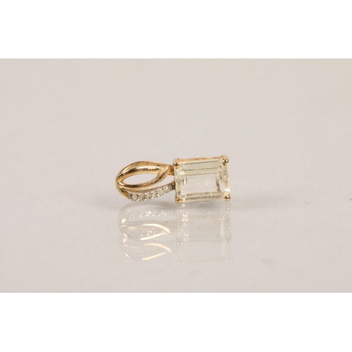 90 - Two ladies 9 carat gold dress rings & 9 carat gold pendant