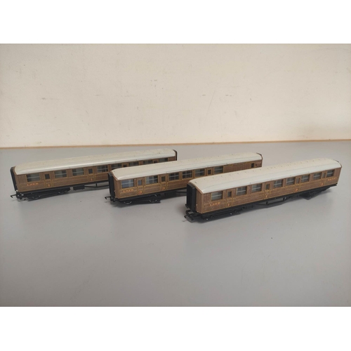 162 - Box of 00 gauge model trains and rolling stock to include Hornby and Triang comprising of two Hornby... 