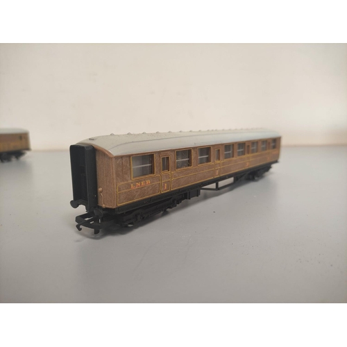 162 - Box of 00 gauge model trains and rolling stock to include Hornby and Triang comprising of two Hornby... 