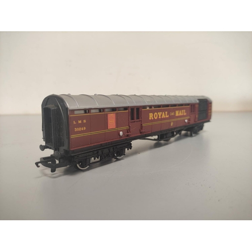 162 - Box of 00 gauge model trains and rolling stock to include Hornby and Triang comprising of two Hornby... 