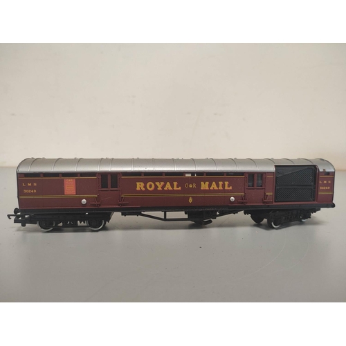 162 - Box of 00 gauge model trains and rolling stock to include Hornby and Triang comprising of two Hornby... 