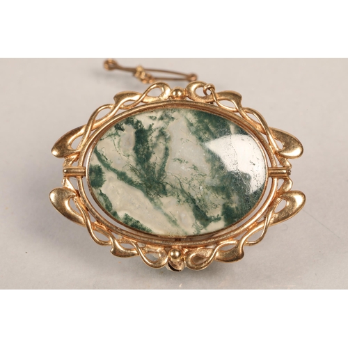 128 - 9ct gold mounted reversible agate brooch.