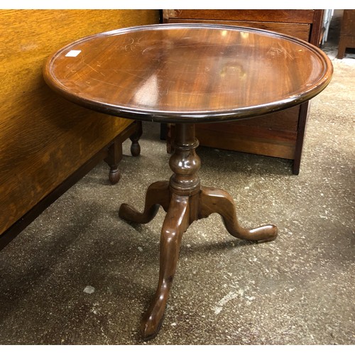 549 - Georgian mahogany pedestal wine table, 50 cm high.