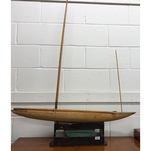 556 - Pond yacht, 106cm long.