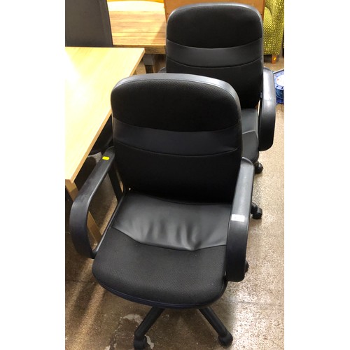 565 - Two swivel office chairs.  (2)