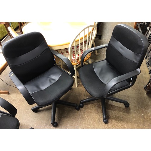 566 - Two swivel office chairs.  (2)