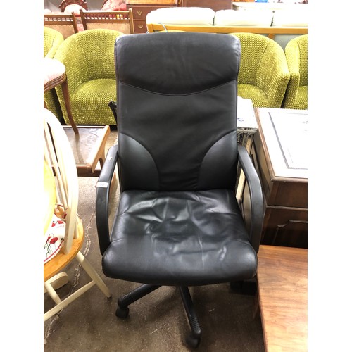 572 - Contemporary black office swivel chair.