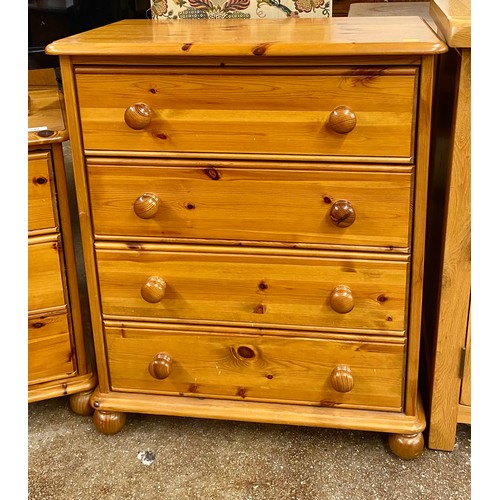 540 - Two piece pine bedroom suite comprising a dressing table and a four drawer chest of drawers.