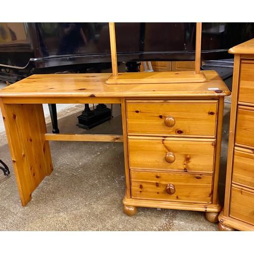 540 - Two piece pine bedroom suite comprising a dressing table and a four drawer chest of drawers.