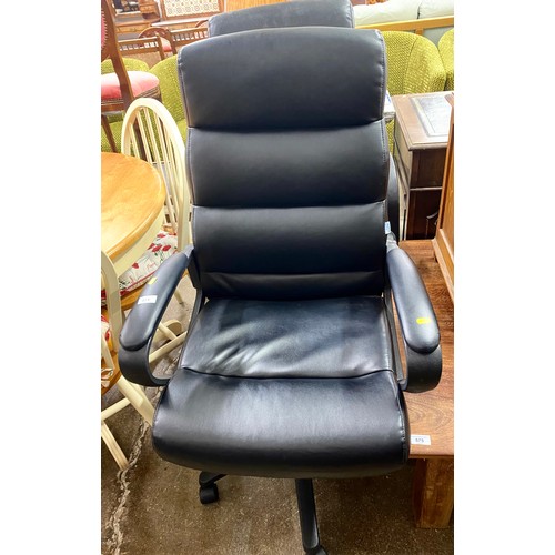 571 - Contemporary black office swivel chair.