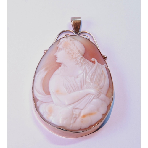 65 - Cameo pendant in 9ct gold.