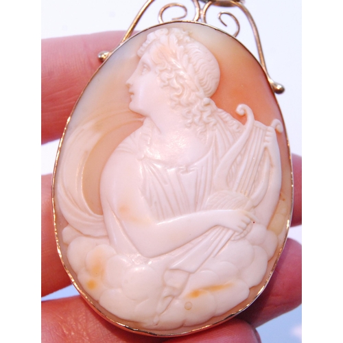 65 - Cameo pendant in 9ct gold.