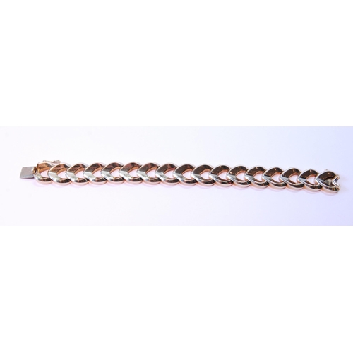 82 - Gold bracelet of chevron pattern, '585', 29g.