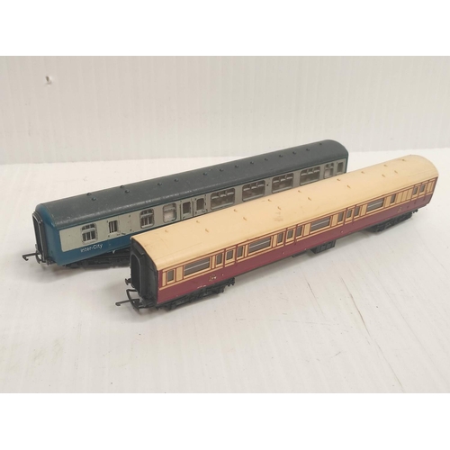 117 - Two boxes of 00 gauge locomotives and rolling stock, comprising mostly of issues from Hornby, Tri-an... 