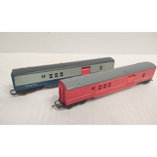 118 - Box of Tri-ang Railways 00 gauge rolling stock to include two Trans-continental baggage cars R134 an... 