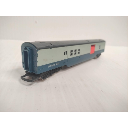 118 - Box of Tri-ang Railways 00 gauge rolling stock to include two Trans-continental baggage cars R134 an... 