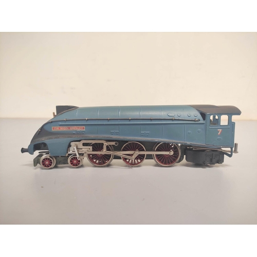 140 - Wrenn Railways. Two boxed 00 gauge locomotives with carriages comprising of a LNER Class 4-6-2 