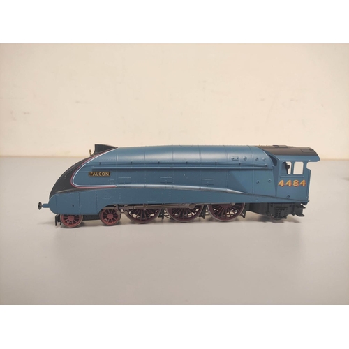 142 - Hornby 00 gauge LNER Class A4 'Falcon' locomotive and tender, R2779, boxed.