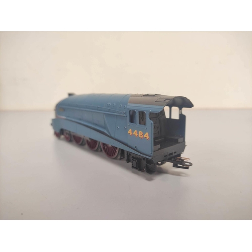 142 - Hornby 00 gauge LNER Class A4 'Falcon' locomotive and tender, R2779, boxed.