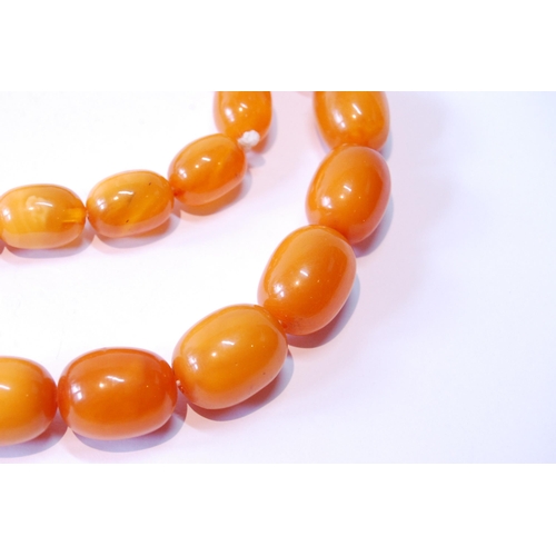 115 - Amber graduated bead necklace, 85g.