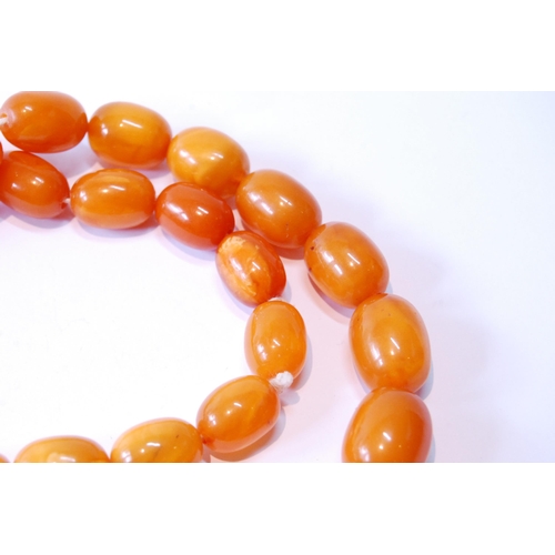 115 - Amber graduated bead necklace, 85g.