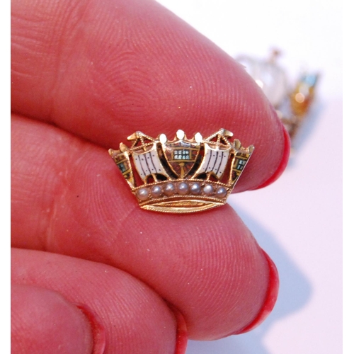 120 - 9ct gold and enamel Naval crown brooch with matching ear studs, 5.5g, Gieves case.