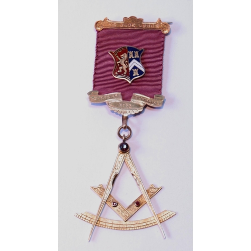 121 - 9ct gold Masonic jewel, Dumfries Kilwinning No. 53 Lodge, garnet-set with enamel badge, 20g gross.