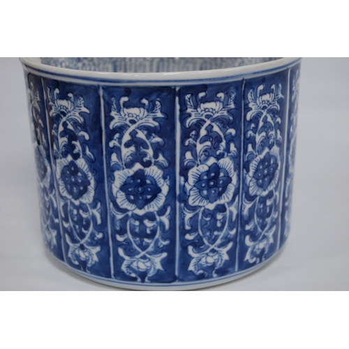 277 - Chinese ceramic well bucket (teoke) (last quarter of the 20th century) in the Kangxi period style wi... 