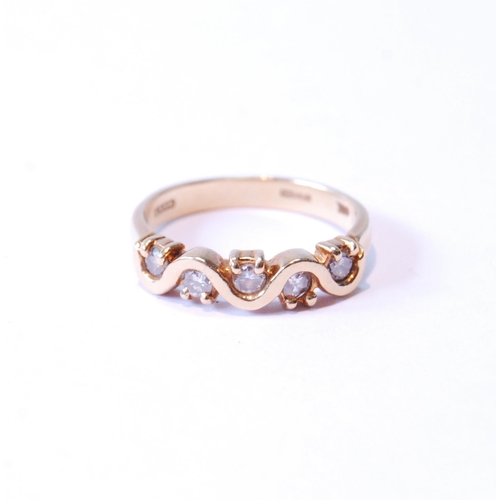 104 - Gold half hoop-style ring with zigzag of diamond brilliants, in 18ct gold, size K, 3.7g gross.