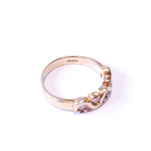 104 - Gold half hoop-style ring with zigzag of diamond brilliants, in 18ct gold, size K, 3.7g gross.