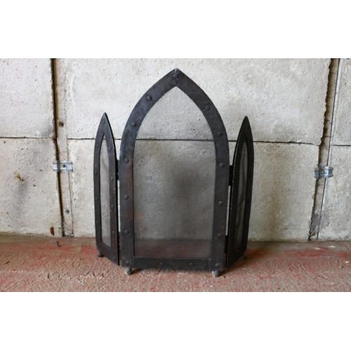 720 - Late 19th/early 20th century cast iron Gothic style triptych fireguard, 79 x 77cm.