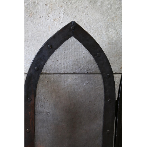 720 - Late 19th/early 20th century cast iron Gothic style triptych fireguard, 79 x 77cm.