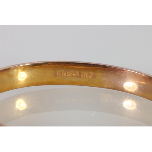 222 - 9ct gold bangle with engine turned decoration by 'S&P', Birmingham, 1940, 9g. 