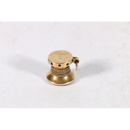 165A - Edwardian fob/locket in the form of a capstan with lid, 2cm.