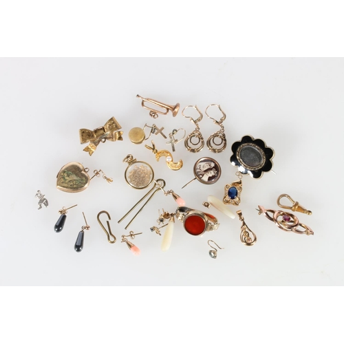 365A - Victorian, and later, yellow metal and gold plated jewellery to include a 9ct gold bar brooch set wi... 