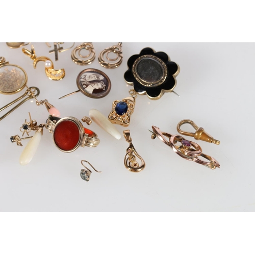 365A - Victorian, and later, yellow metal and gold plated jewellery to include a 9ct gold bar brooch set wi... 