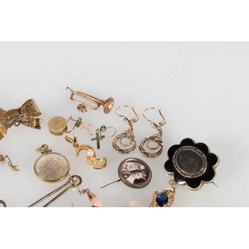 365A - Victorian, and later, yellow metal and gold plated jewellery to include a 9ct gold bar brooch set wi... 