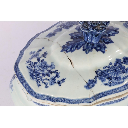 550A - Late 18th century Chinese porcelain large blue and white tureen and cover, 26 x 37 x 30cm.