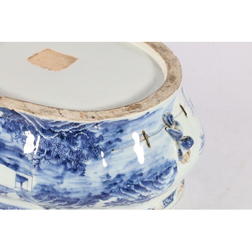 550A - Late 18th century Chinese porcelain large blue and white tureen and cover, 26 x 37 x 30cm.