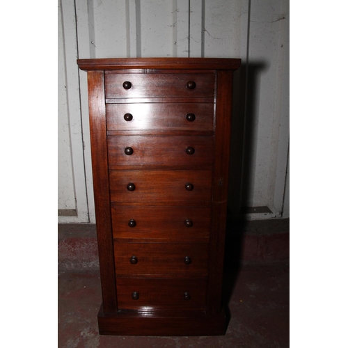 686 - Late Victorian Wellington chest, with seven graduated drawers, 10 x 54 x 37cm.