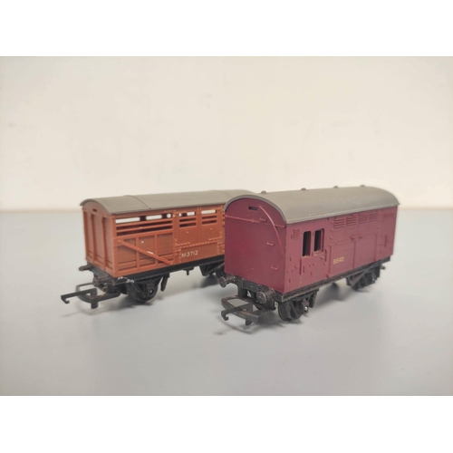 109 - Box of 00 gauge engines and components comprising of issues from Hornby, Triang etc to include Trian... 