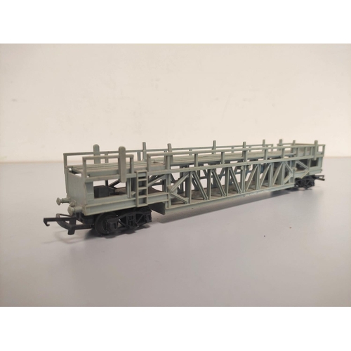 109 - Box of 00 gauge engines and components comprising of issues from Hornby, Triang etc to include Trian... 