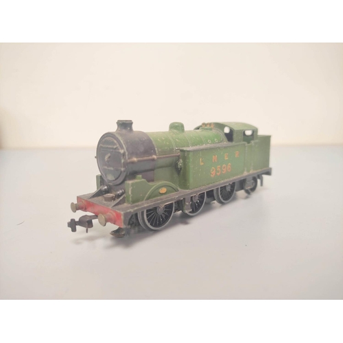 126 - Hornby Dublo. large collection of 00 gauge locomotives and rolling stock to include three Shell D1 L... 