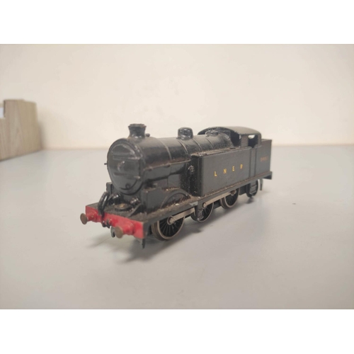 126 - Hornby Dublo. large collection of 00 gauge locomotives and rolling stock to include three Shell D1 L... 