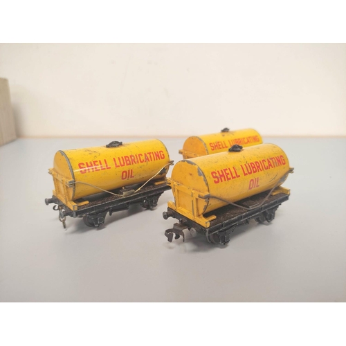 126 - Hornby Dublo. large collection of 00 gauge locomotives and rolling stock to include three Shell D1 L... 