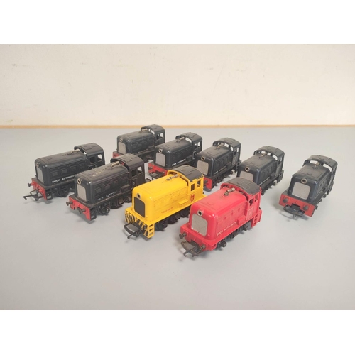 132 - Box of 00 gauge diesel shunter locomotives to include nine Hornby Dock Authority shunters R253, issu... 