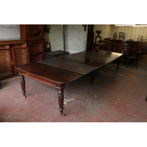 730 - William IV mahogany extending dining table, with four full leaves and one half leaf, raised on reede... 