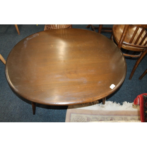 601D - Ercol dark elm top oval coffee table with turned supports united by spindle lower tier, 44cm high x ... 