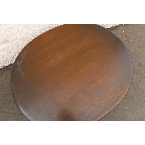 601D - Ercol dark elm top oval coffee table with turned supports united by spindle lower tier, 44cm high x ... 